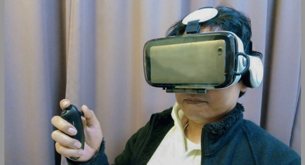 VR用のヘッドセットを装着している男性